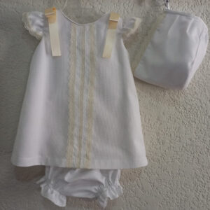 Ropón vestido corto de piqué blanco con entredos de bolillo