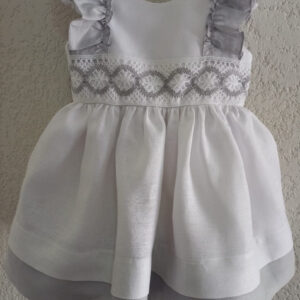 Vestido de blanco combinado con olanes