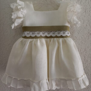 Vestido de lino crudo con olán tableado