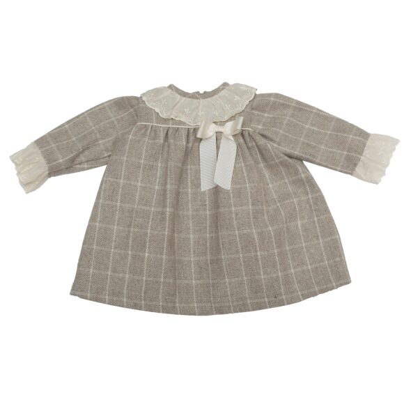 Vestido de cuadros beige con olán de punta bordada y moño