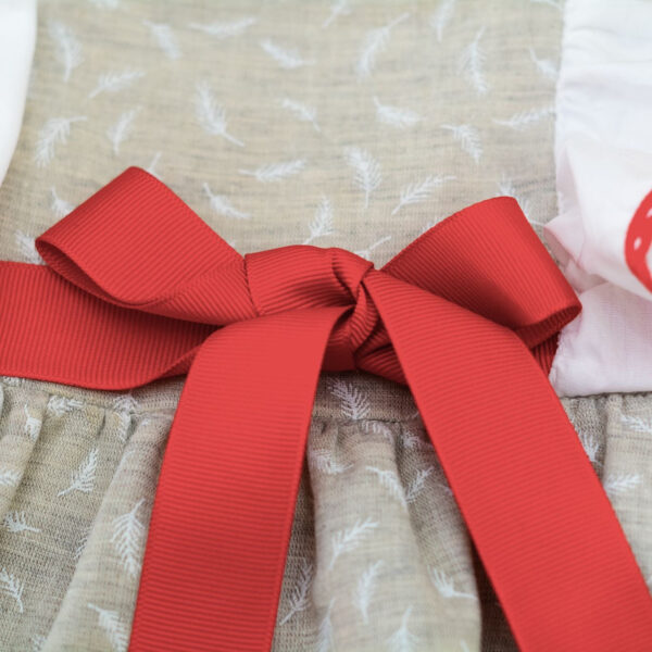 Vestido de plumas con punta roja y banda de listón rojo, con calzón - Imagen 2